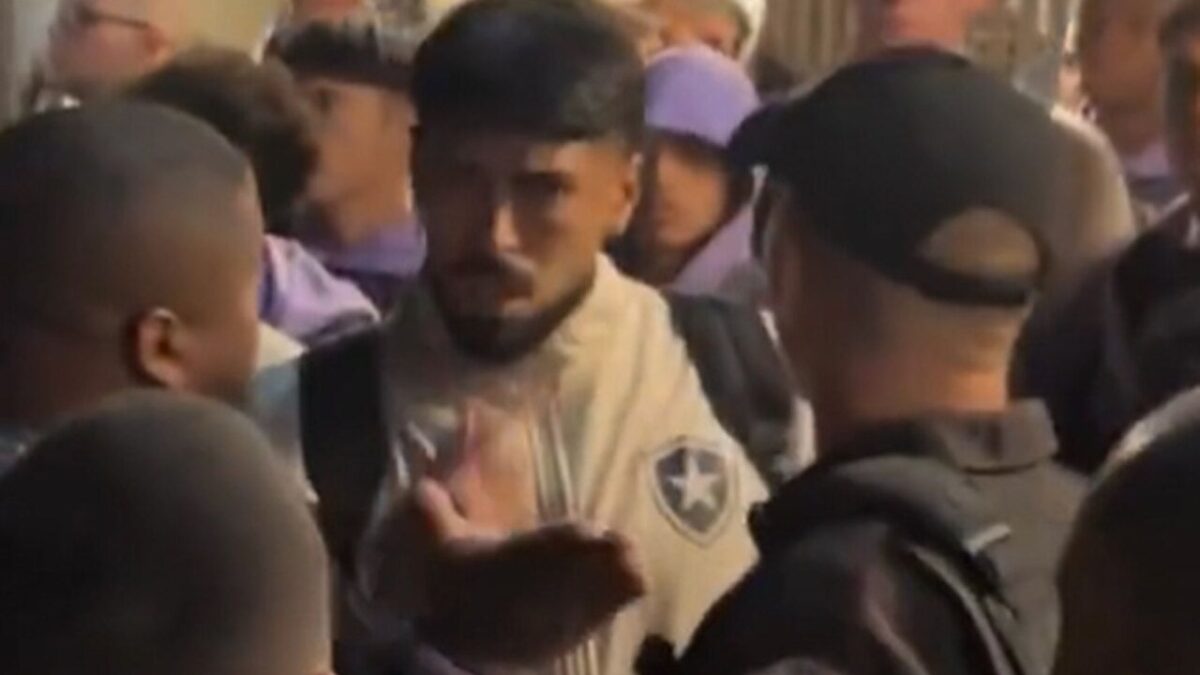 Imagem da noticia Vídeo! Torcedores do Botafogo protestam no Galeão e clima pesa para Barboza