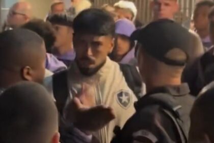 Imagem da noticia Vídeo! Torcedores do Botafogo protestam no Galeão e clima pesa para Barboza