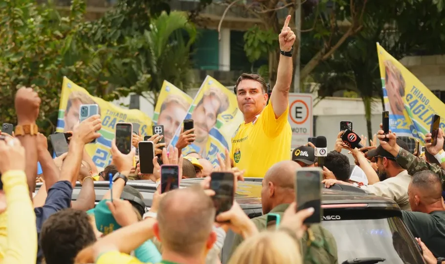 Flávio Bolsonaro vota no Rio de Janeiro nas Eleições 2026