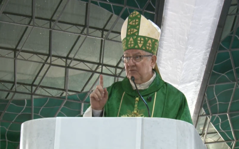 Bispo dom Adair José Guimarães durante homilia na Catedral de Brasília