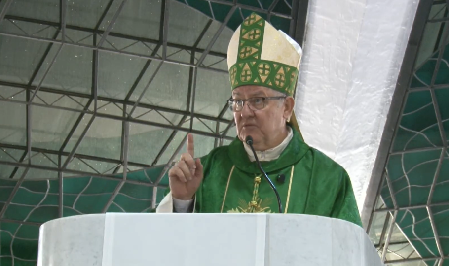 Bispo dom Adair José Guimarães durante homilia na Catedral de Brasília