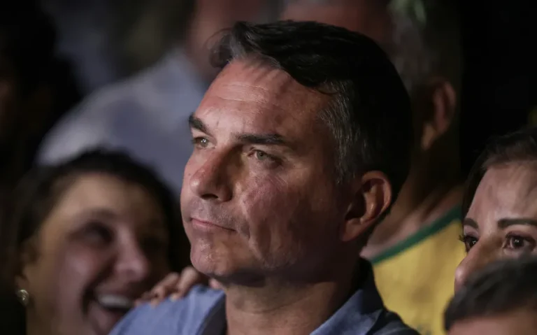 Flávio Bolsonaro fala após resultado do primeiro turno das Eleições 2026