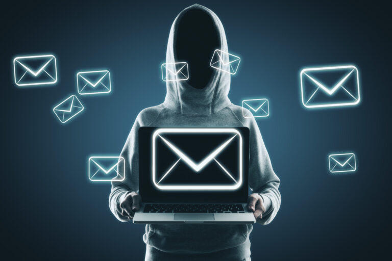 Ilustração de figura encapuzada segurando um notebook, cercada por símbolos luminosos de envelopes de e-mail.