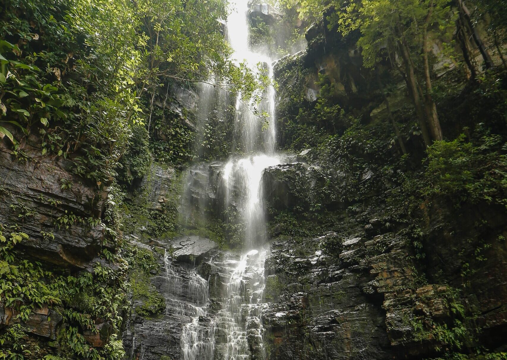 Cachoeira do Urubu-Rei, em Pedro II, com queda-d'água sobre paredões rochosos e vegetação.