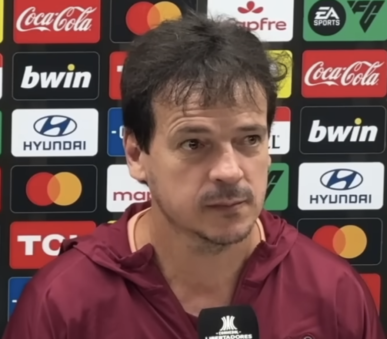 Fernando Diniz em coletiva de imprensa pelo Corinthians