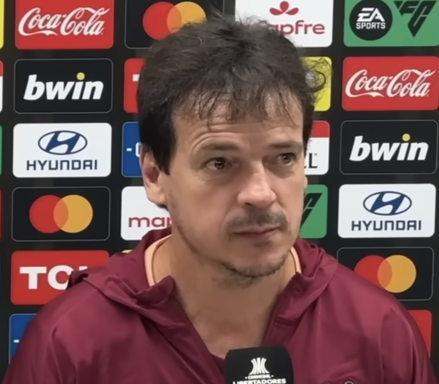 Fernando Diniz em coletiva de imprensa pelo Corinthians