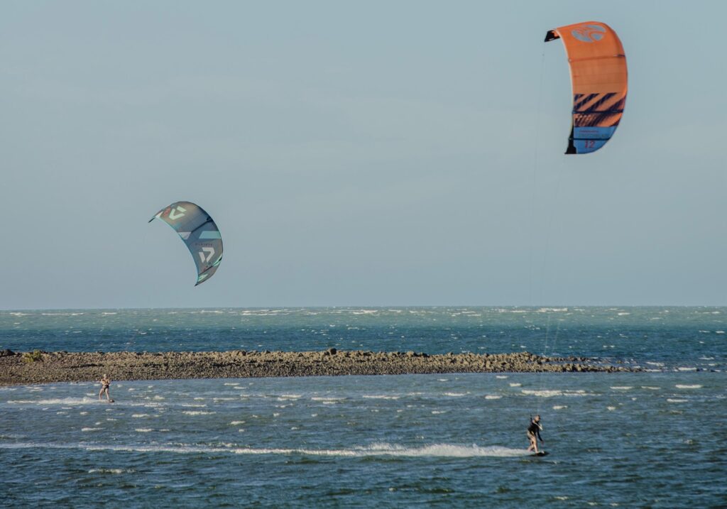 Prática de kitesurfe em Cajueiro da Praia, no litoral do Piauí.