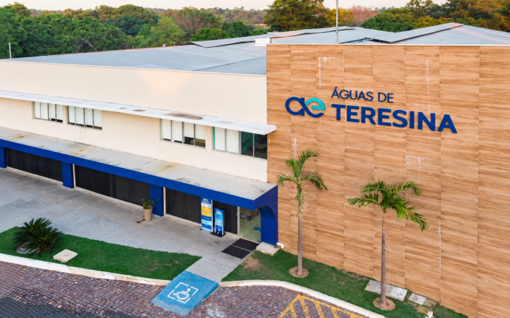 Fachada do prédio da Águas de Teresina, com o nome e a logomarca da concessionária.
