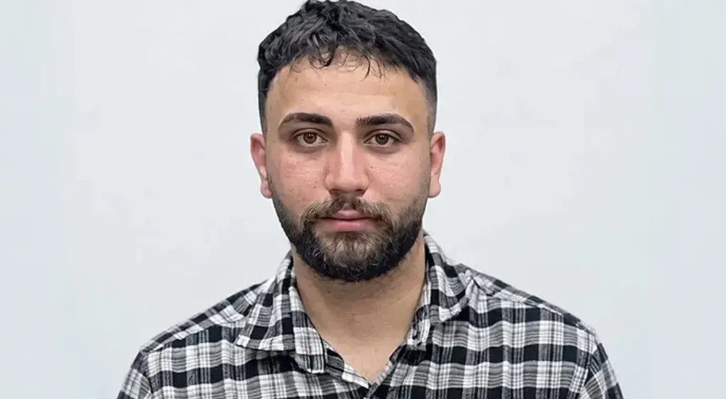 Alireza Sepahi, manifestante iraniano de 25 anos executado após se casar por telefone enquanto estava preso em Isfahan.