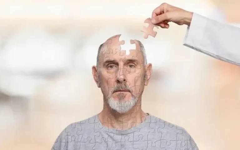 Homem idoso com peças de quebra-cabeça sobre o rosto e uma mão segurando uma peça acima da cabeça, em ilustração sobre demência.