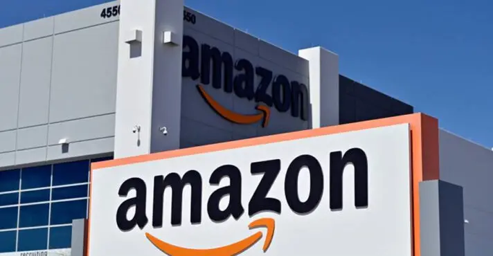 Fachada de prédio da Amazon com o logotipo da empresa em destaque.