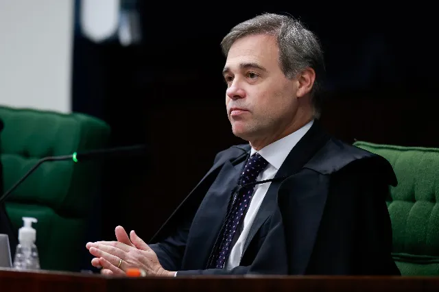 Ministro André Mendonça, do STF e do TSE, sentado no plenário durante sessão.