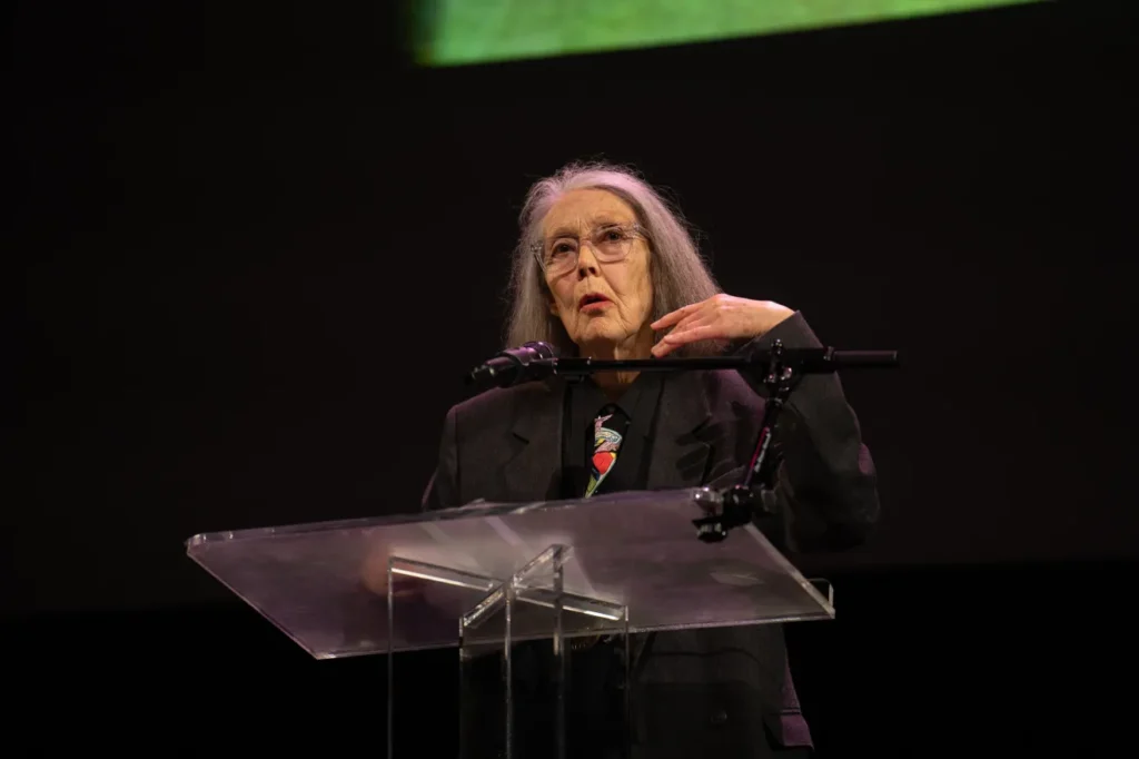 Escritora canadense Anne Carson, vencedora do Nobel de Literatura de 2026, reconhecida por sua produção literária experimental.