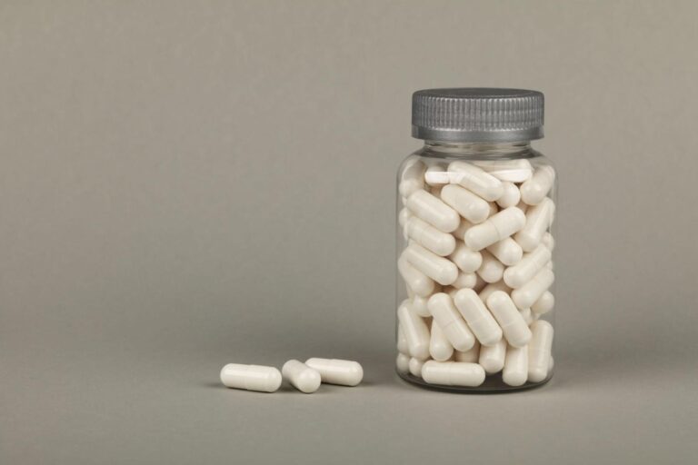 Frasco com cápsulas de suplementos alimentares ilustrando alerta da Anvisa sobre resistência à insulina.
