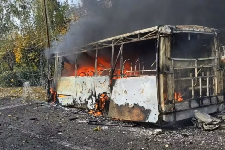 Ônibus destruído após ataque russo em Kramatorsk, na Ucrânia