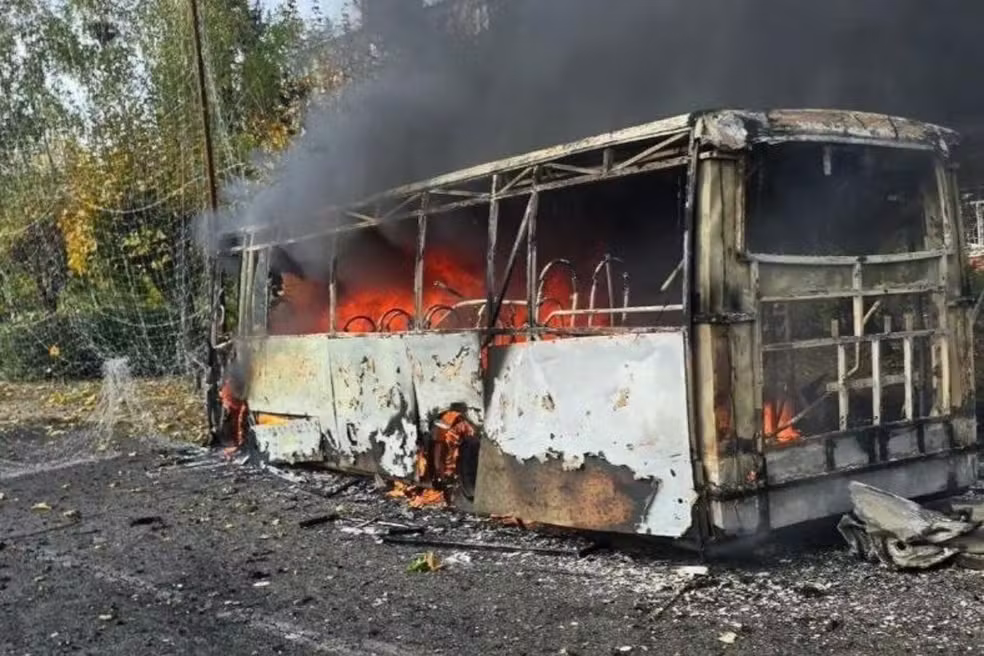 Ônibus destruído após ataque russo em Kramatorsk, na Ucrânia