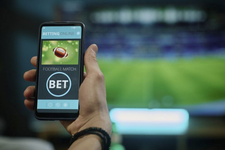Celular e cédulas de real ilustram a devolução de R$ 159 milhões aos apostadores após a proibição das bets no Brasil.