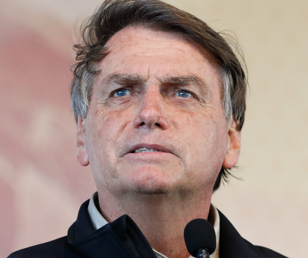 Jair Bolsonaro em retrato de rosto, com cabelos grisalhos, olhando levemente para cima.