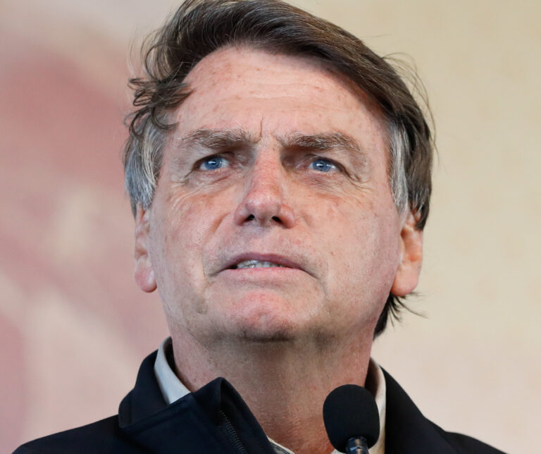 Jair Bolsonaro em retrato de rosto, com cabelos grisalhos, olhando levemente para cima.