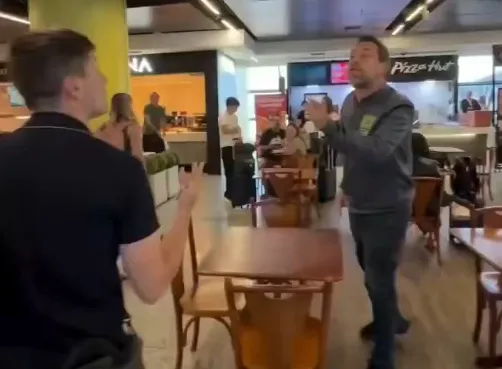 Lucas Pavanato e Guilherme Boulos durante discussão no aeroporto de Brasília, onde trocaram ofensas diante de passageiros.