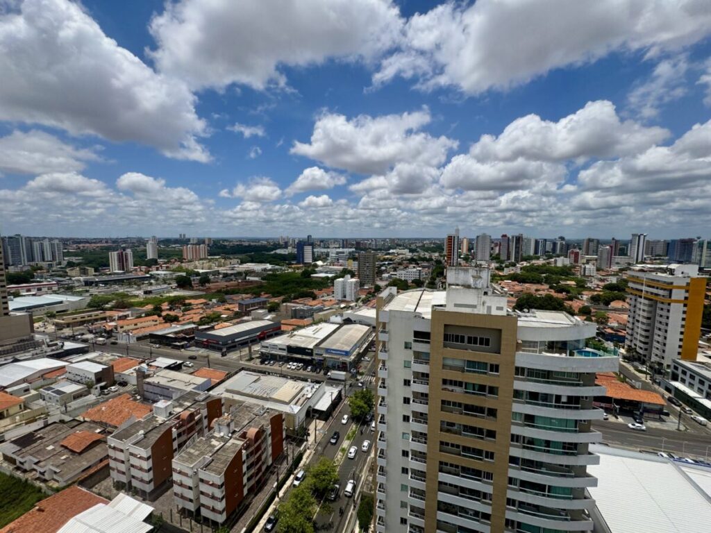 Registro do calor intenso em Teresina, onde o monitoramento municipal apontou temperatura de 44,26°C e aumento da poluição do ar.