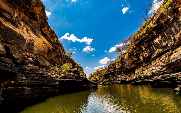 Rio Poti entre paredões rochosos, sob céu azul com pequenas nuvens.