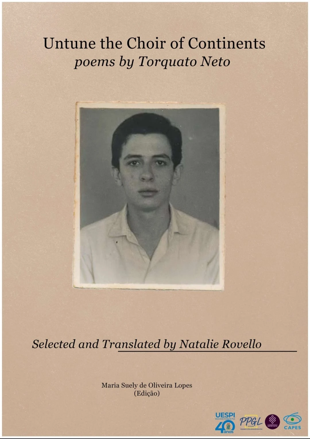Capa em tom rosado do livro Untune the Choir of Continents, com fotografia em preto e branco de Torquato Neto e nome da tradutora Natalie Rovello.