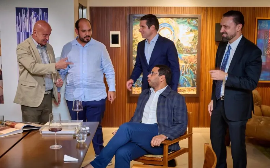 Antonio Carlos Camilo Antunes, conhecido como Careca do INSS, ao lado de Hugo Motta e Jhonatan de Jesus durante encontro em Brasília.