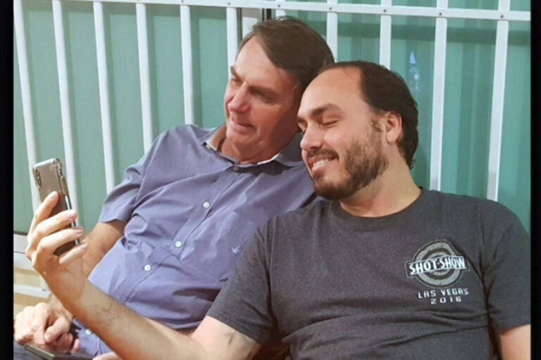 Carlos Bolsonaro relata que Jair Bolsonaro está debilitado durante cumprimento de prisão domiciliar em Brasília.