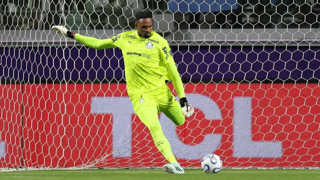 Carlos Miguel, goleiro do Palmeiras, chuta a bola diante do gol durante a semifinal contra o Fluminense.