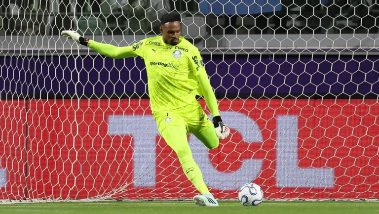 Carlos Miguel, goleiro do Palmeiras, chuta a bola diante do gol durante a semifinal contra o Fluminense.