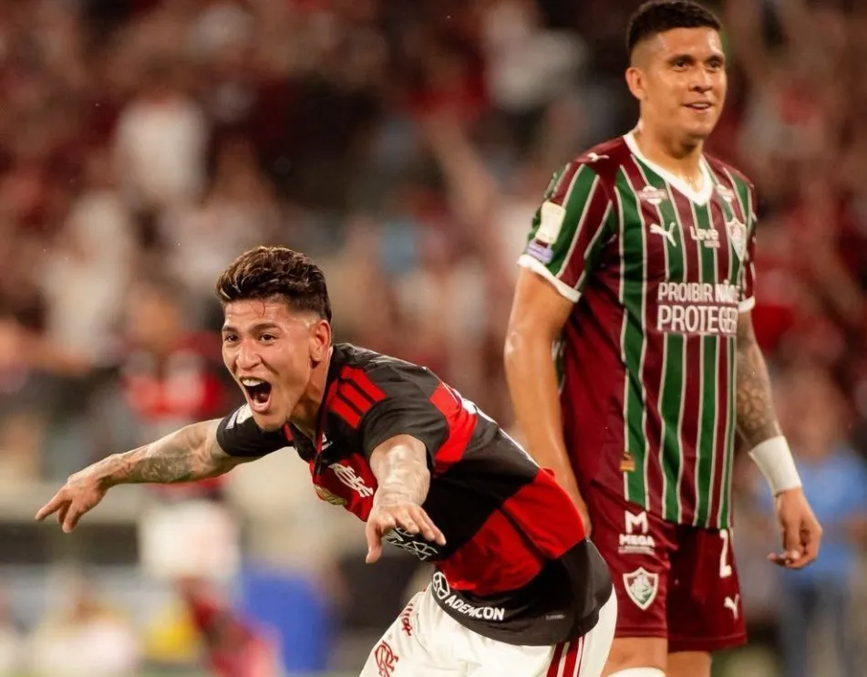 Jogadores do Flamengo comemoram o gol de Carrascal na vitória por 1 a 0 sobre o Fluminense no Maracanã.
