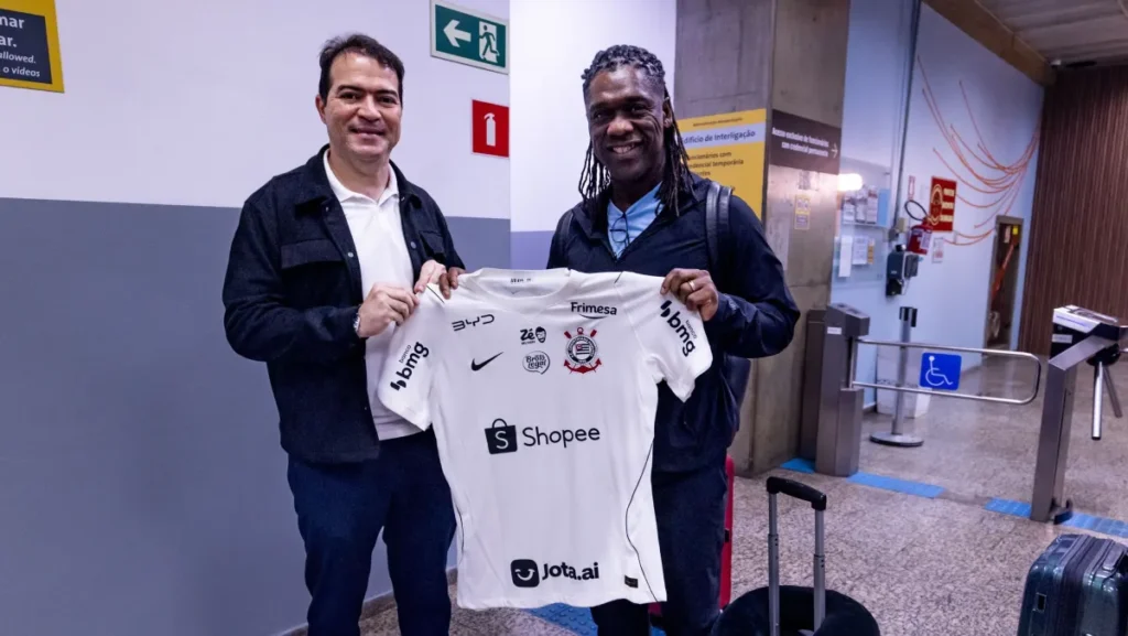 Clarence Seedorf, novo treinador do Corinthians, fotografado após sua chegada ao Brasil em outubro de 2026.