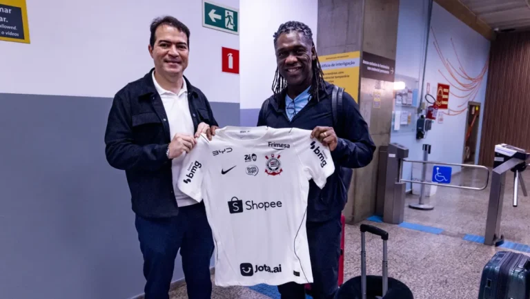 Clarence Seedorf, novo treinador do Corinthians, fotografado após sua chegada ao Brasil em outubro de 2026.