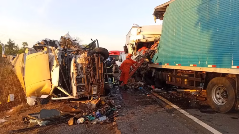 Caminhão tombado e outro com a cabine destruída após colisão na BR-343, com equipes de resgate trabalhando entre os veículos.