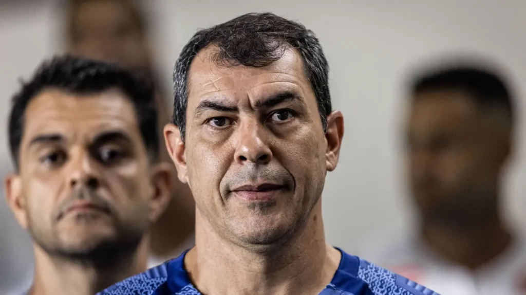Ramón Díaz, treinador argentino que enfrenta impasse nas negociações para retornar ao Corinthians.