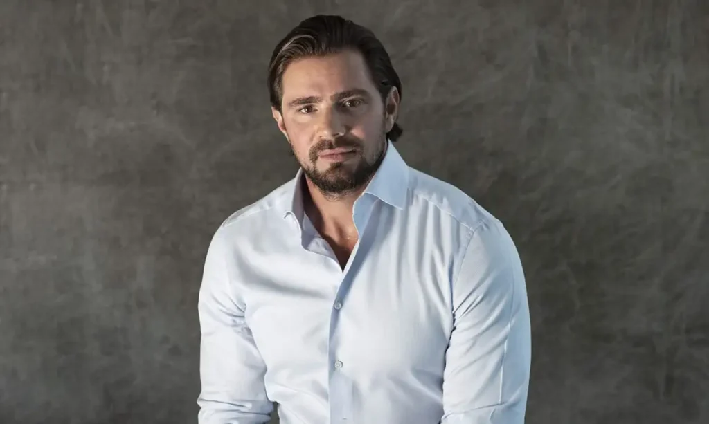 Daniel Vorcaro, dono do Banco Master, investigado por tentativa de apagar dados de celular apreendido pela Polícia Federal.
