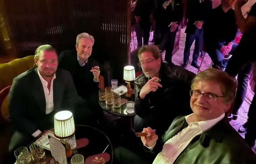 Daniel Vorcaro e Paulo Gonet durante confraternização com charutos e uísque em Londres, em abril de 2024.