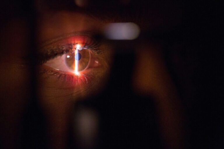 Exame oftalmológico para investigar alterações na retina e perda da visão central associadas à degeneração macular.