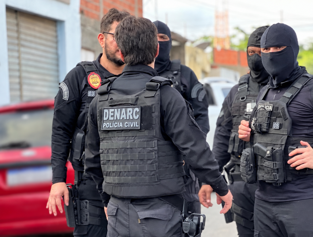 Agentes do Denarc da Polícia Civil do Piauí, usando coletes táticos, reunidos durante uma ação policial em imagem de arquivo.