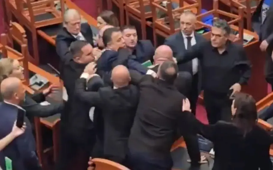 Deputados durante tumulto no plenário do Parlamento da Albânia, em Tirana.