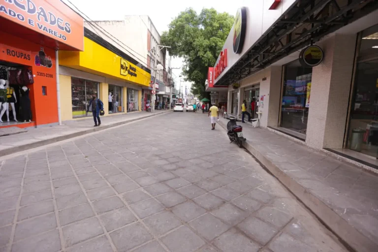 Movimentação na região comercial do Centro de Teresina, no Piauí.
