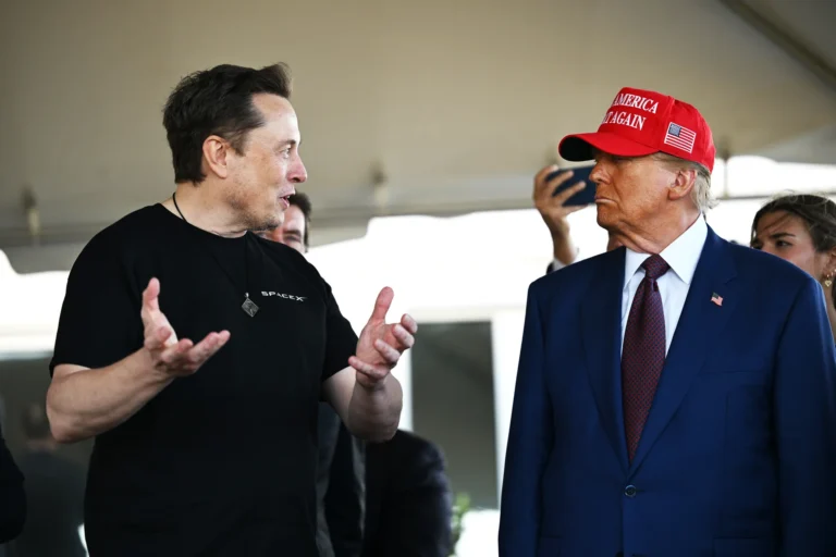 Elon Musk conversa com Donald Trump durante evento de lançamento de foguete da SpaceX, em novembro de 2024.