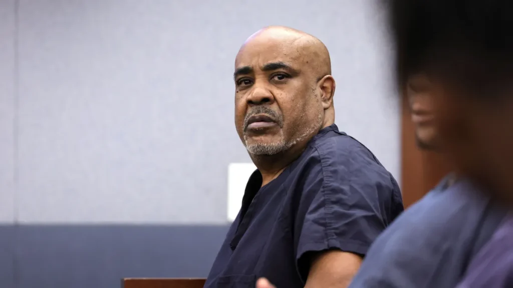 Duane “Keffe D” Davis, ex-líder de gangue condenado pela morte de Tupac Shakur, sentado em tribunal durante o processo judicial.