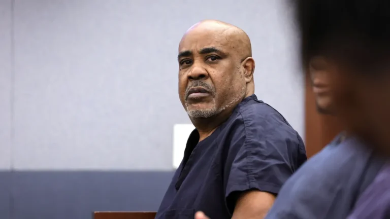 Duane “Keffe D” Davis, ex-líder de gangue condenado pela morte de Tupac Shakur, sentado em tribunal durante o processo judicial.