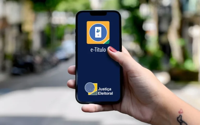 Pessoa segurando celular com o aplicativo e-Título aberto, ilustrando orientações para votação no segundo turno das eleições de 2026.