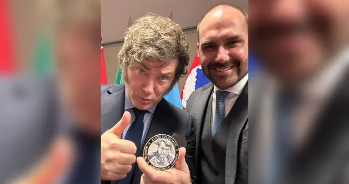 Eduardo Bolsonaro e o presidente argentino Javier Milei durante encontro registrado em fotografia divulgada nas redes sociais.