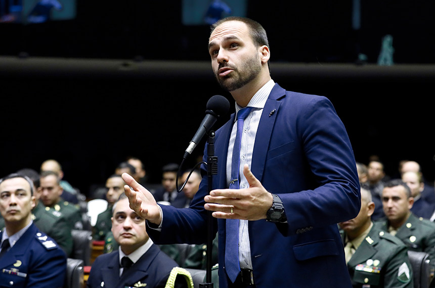 Eduardo Bolsonaro, ex-deputado federal que reagiu à ordem de prisão de Alexandre de Moraes e manifestou apoio à candidatura de Flávio Bolsonaro.