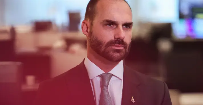 Eduardo Bolsonaro, ex-deputado federal que reagiu à ordem de prisão de Alexandre de Moraes e manifestou apoio à candidatura de Flávio Bolsonaro.