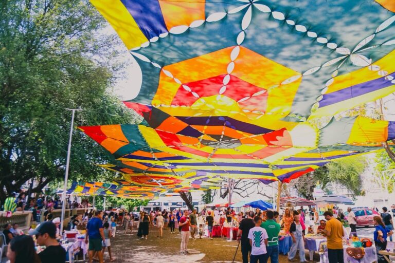 Registro de uma edição da Feira na Praça, evento cultural realizado na Praça Pedro II, em Teresina.
